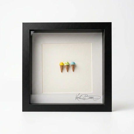 Drei handmodellierte Miniatur-Eiskugeln im schwarzen Echtholzrahmen mit Passepartout und Echtglas, 22×22 cm.
