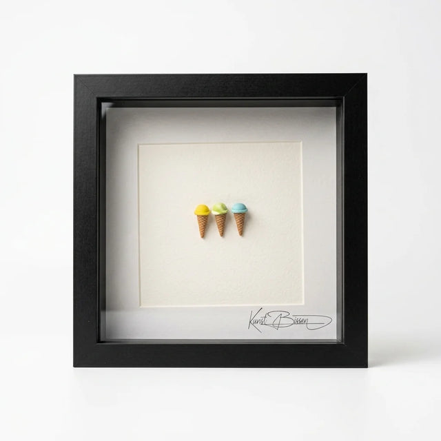 Drei handmodellierte Miniatur-Eiskugeln im schwarzen Echtholzrahmen mit Passepartout und Echtglas, 22×22 cm.