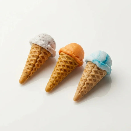 Drei handmodellierte Miniatur-Eiskugeln im schwarzen Echtholzrahmen mit Passepartout und Echtglas, 22×22 cm.