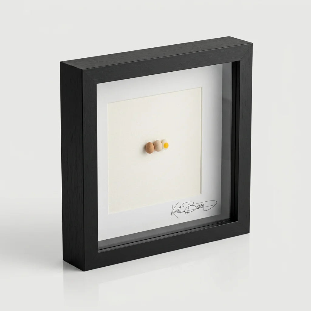 Handmodelliertes Miniatur gekochtes Ei mit Schale und Eierhälfte aus Polymer Clay im schwarzen Echtholzrahmen mit Passepartout.