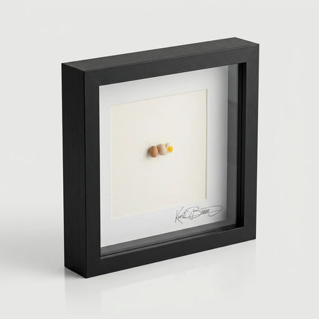 Handmodelliertes Miniatur gekochtes Ei mit Schale und Eierhälfte aus Polymer Clay im schwarzen Echtholzrahmen mit Passepartout.
