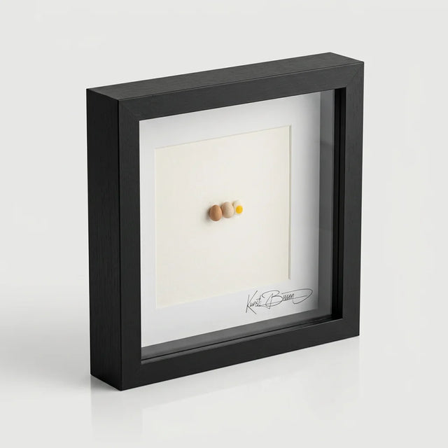 Handmodelliertes Miniatur gekochtes Ei mit Schale und Eierhälfte aus Polymer Clay im schwarzen Echtholzrahmen mit Passepartout.