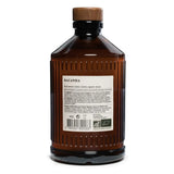 Braunglasflasche mit hellem Bio-Litschisirup und einem dunklen Holzstopfen. Auf dem Etikett steht „Bacanha Sirop de Litchi Bio“.