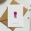 Geburtstagskarte aus einpflanzbarem Saatpapier mit handgemalter Qualle und Schriftzug Zum Geburtstag, beige-braune Papieroptik.