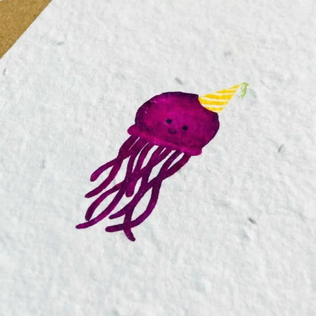 Geburtstagskarte aus einpflanzbarem Saatpapier mit handgemalter Qualle und Schriftzug Zum Geburtstag, beige-braune Papieroptik.