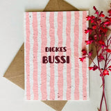 Grußkarte aus beigem Saatpapier mit Aufschrift „Dickes Bussi" und beiliegendem Kuvert.