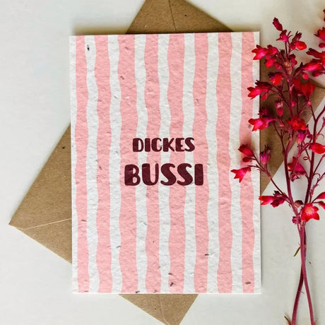 Grußkarte aus beigem Saatpapier mit Aufschrift „Dickes Bussi" und beiliegendem Kuvert.