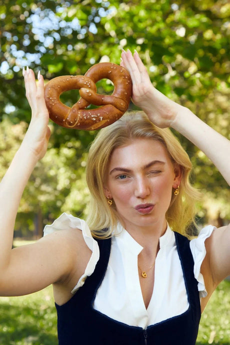 Brezel Hoops von Calior Jewelry – Glückssymbole als Statement-Ohrringe, Edelstahl mit 18K-Goldbeschichtung, wasserfester Schmuck