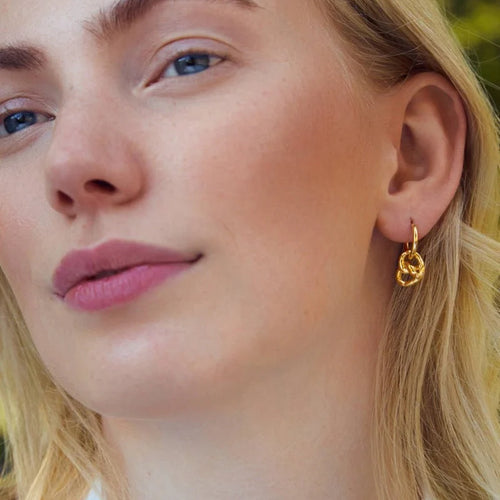 Brezel Hoops von Calior Jewelry – Glückssymbole als Statement-Ohrringe, Edelstahl mit 18K-Goldbeschichtung, wasserfester Schmuck