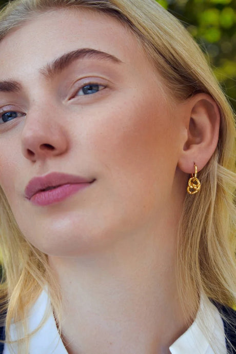 Brezel Hoops von Calior Jewelry – Glückssymbole als Statement-Ohrringe, Edelstahl mit 18K-Goldbeschichtung, wasserfester Schmuck