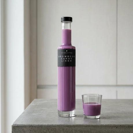 Flasche Brombeer Sahne Likör 200 ml mit cremiger Konsistenz und dunkler Brombeerfarbe auf hellem Untergrund.