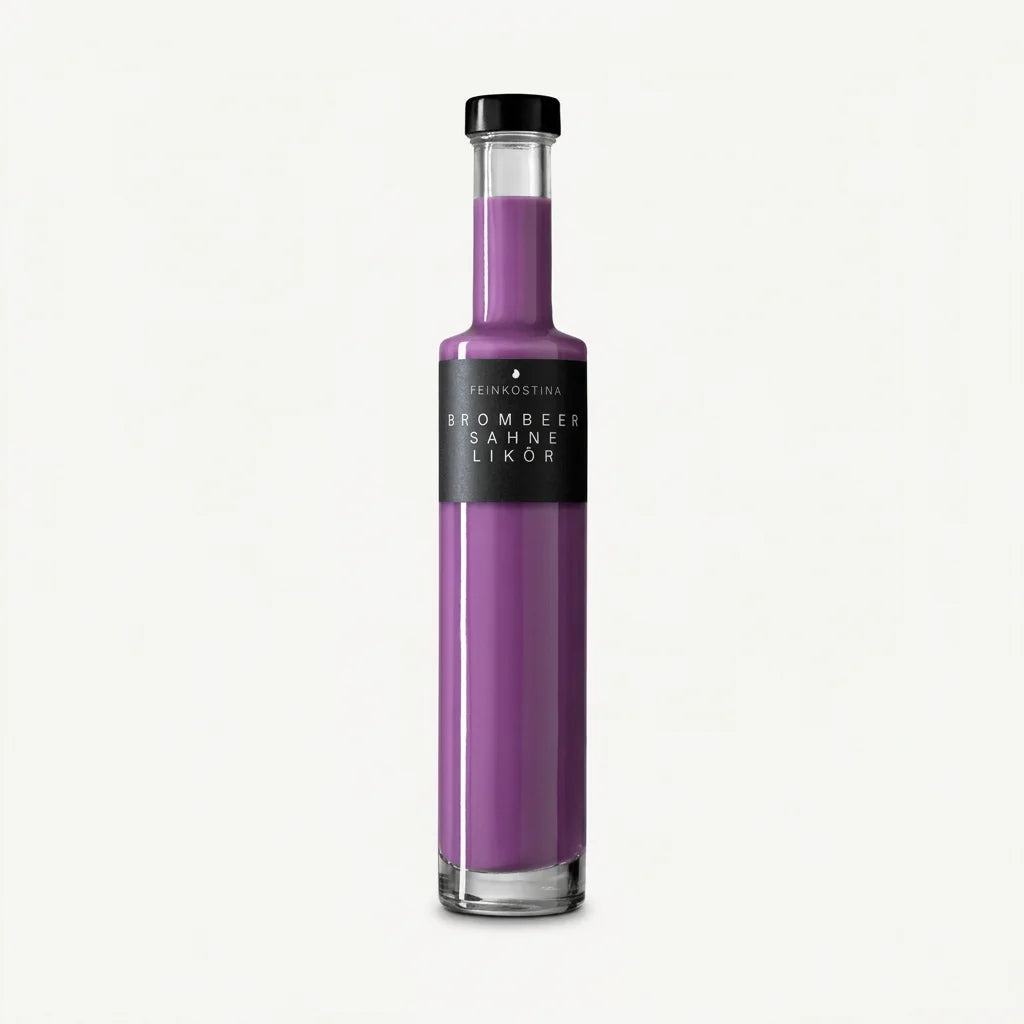 Flasche Brombeer Sahne Likör 200 ml mit cremiger Konsistenz und dunkler Brombeerfarbe auf hellem Untergrund.