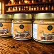 Glasflasche mit cremiger, orangeroter Burgersauce von Kronenfeinkost.