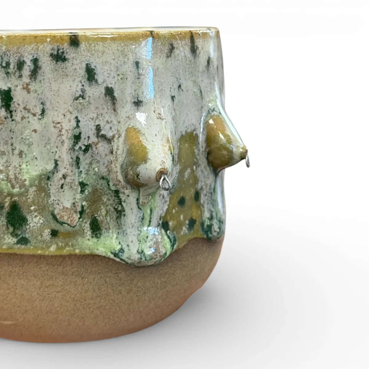 Handgemachter Keramikbecher mit angetöpferten Brüsten in verschiedenen Formen und glänzender Glasur