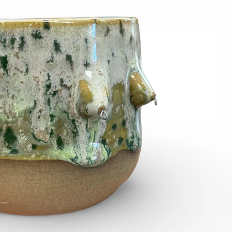 Handgemachter Keramikbecher mit angetöpferten Brüsten in verschiedenen Formen und glänzender Glasur