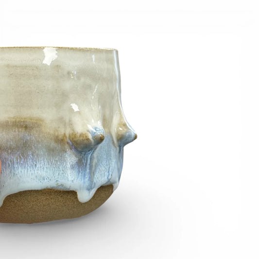 Handgemachter Keramikbecher mit angetöpferten Brüsten in verschiedenen Formen und glänzender Glasur