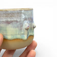 Handgemachter Keramikbecher mit angetöpferten Brüsten in verschiedenen Formen und glänzender Glasur