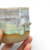 Handgemachter Keramikbecher mit angetöpferten Brüsten in verschiedenen Formen und glänzender Glasur