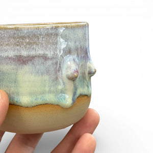 Handgemachter Keramikbecher mit angetöpferten Brüsten in verschiedenen Formen und glänzender Glasur