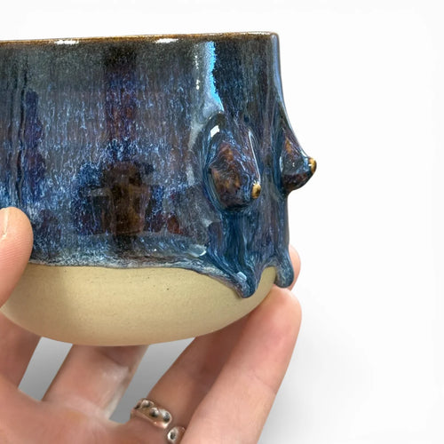 Handgemachter Keramikbecher mit angetöpferten Brüsten in verschiedenen Formen und glänzender Glasur