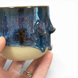 Handgemachter Keramikbecher mit angetöpferten Brüsten in verschiedenen Formen und glänzender Glasur