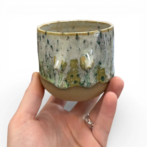 Handgemachter Keramikbecher mit angetöpferten Brüsten in verschiedenen Formen und glänzender Glasur