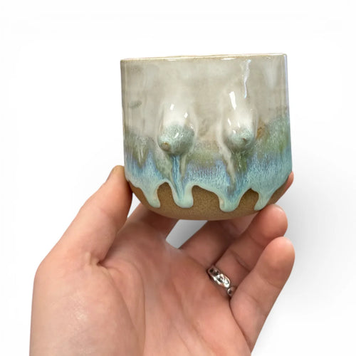 Handgemachter Keramikbecher mit angetöpferten Brüsten in verschiedenen Formen und glänzender Glasur