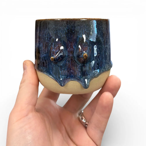 Handgemachter Keramikbecher mit angetöpferten Brüsten in verschiedenen Formen und glänzender Glasur