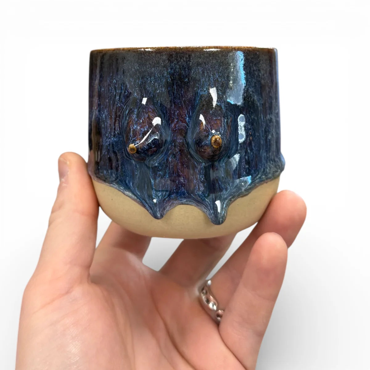 Handgemachter Keramikbecher mit angetöpferten Brüsten in verschiedenen Formen und glänzender Glasur