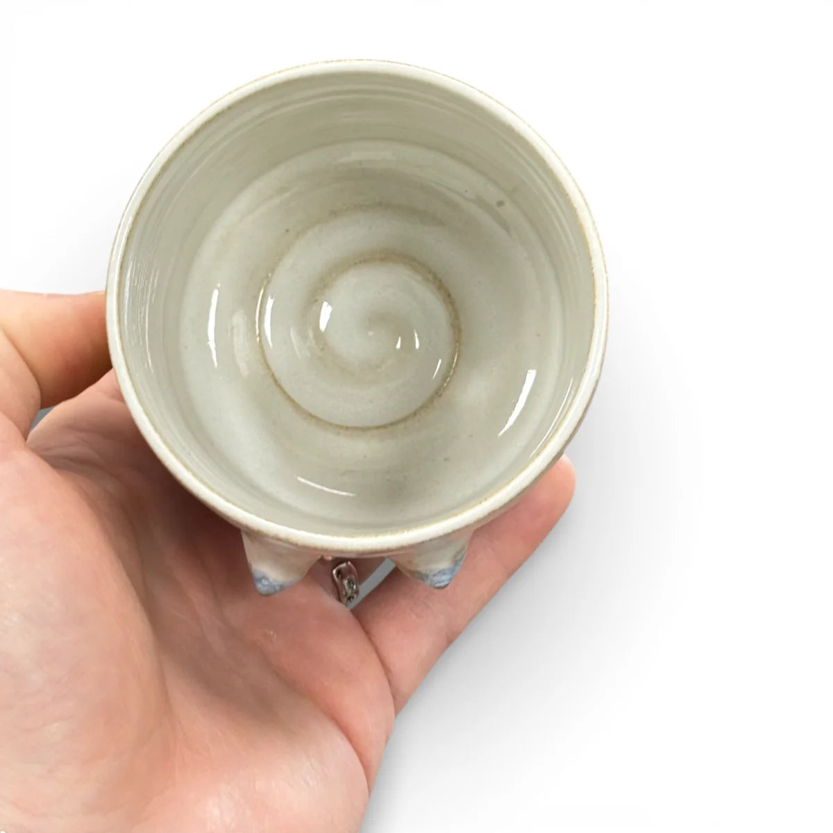 Handgemachter Keramikbecher mit angetöpferten Brüsten in verschiedenen Formen und glänzender Glasur