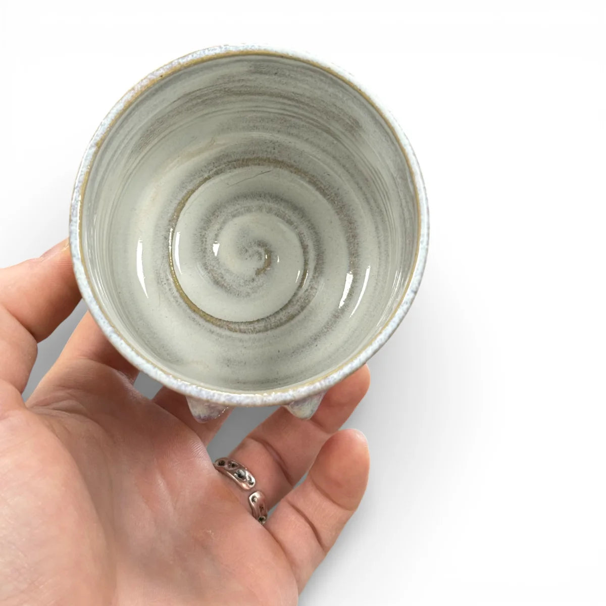 Handgemachter Keramikbecher mit angetöpferten Brüsten in verschiedenen Formen und glänzender Glasur