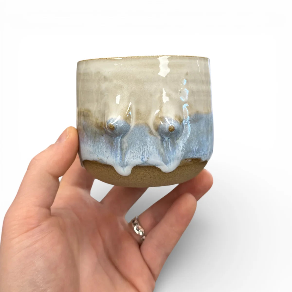 Handgemachter Keramikbecher mit angetöpferten Brüsten in verschiedenen Formen und glänzender Glasur