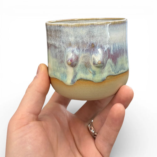 Handgemachter Keramikbecher mit angetöpferten Brüsten in verschiedenen Formen und glänzender Glasur