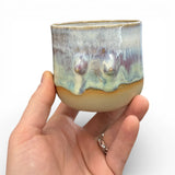 Handgemachter Keramikbecher mit angetöpferten Brüsten in verschiedenen Formen und glänzender Glasur