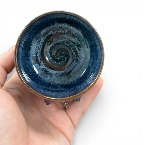 Handgemachter Keramikbecher mit angetöpferten Brüsten in verschiedenen Formen und glänzender Glasur