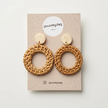 Rattan Ohrringe mit beigefarbenem Polymer Clay und Edelstahlstecker, in zwei Längen sichtbar nebeneinander angeordnet.