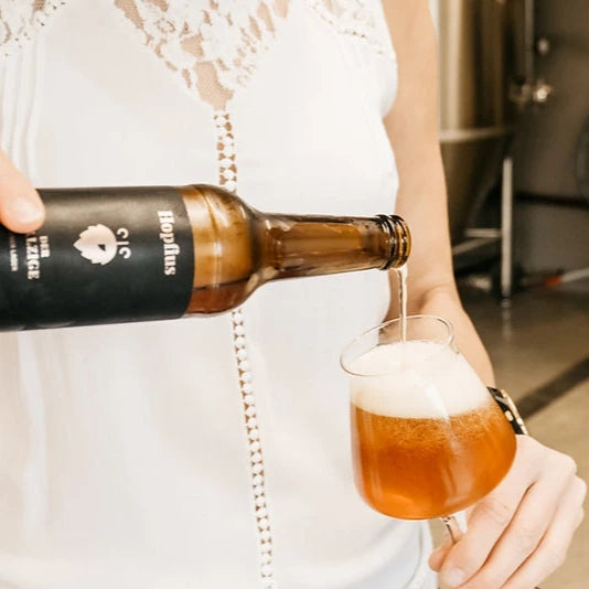 Der Malzige von Hopfius: Wiener Lager mit bernsteinfarbener Optik, malzigem Karamellaroma und milder Bittere. Prämiertes Craft-Bier aus Österreich – ein Geschmackserlebnis.