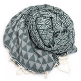 Tropical Forest Jacquard Fouta von Anna Aniq in grün: 100 % recycelte Baumwolle, fair produziert in Tunesien, weich, saugfähig, schnelltrocknend, 2 x 1 m, vielseitig für Sauna, Reisen & Strand.