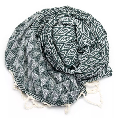 Tropical Forest Jacquard Fouta von Anna Aniq in grün: 100 % recycelte Baumwolle, fair produziert in Tunesien, weich, saugfähig, schnelltrocknend, 2 x 1 m, vielseitig für Sauna, Reisen & Strand.