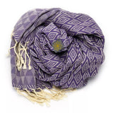 Dark Grapes Jacquard Fouta von Anna Aniq in Lila: 100 % recycelte Baumwolle, fair produziert in Tunesien, weich, saugfähig, schnelltrocknend, 2 x 1 m, vielseitig für Sauna, Reisen & Strand.