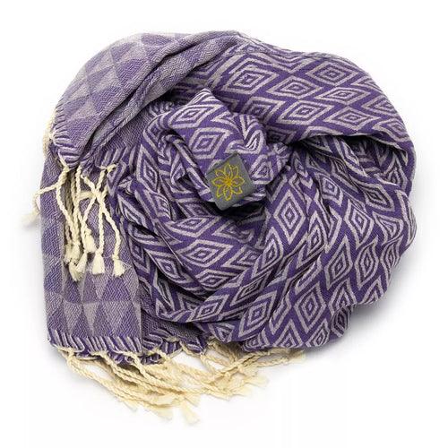 Dark Grapes Jacquard Fouta von Anna Aniq in Lila: 100 % recycelte Baumwolle, fair produziert in Tunesien, weich, saugfähig, schnelltrocknend, 2 x 1 m, vielseitig für Sauna, Reisen & Strand.