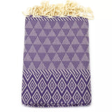 Dark Grapes Jacquard Fouta von Anna Aniq in Lila: 100 % recycelte Baumwolle, fair produziert in Tunesien, weich, saugfähig, schnelltrocknend, 2 x 1 m, vielseitig für Sauna, Reisen & Strand.