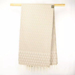 Natural Raffia Jacquard Fouta von Anna Aniq in Beige: 100 % recycelte Baumwolle, fair produziert in Tunesien, weich, saugfähig, schnelltrocknend, 2 x 1 m, vielseitig für Sauna, Reisen & Strand.