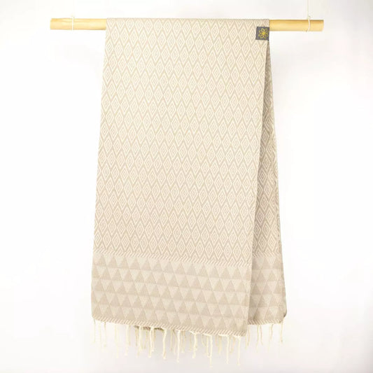 Natural Raffia Jacquard Fouta von Anna Aniq in Beige: 100 % recycelte Baumwolle, fair produziert in Tunesien, weich, saugfähig, schnelltrocknend, 2 x 1 m, vielseitig für Sauna, Reisen & Strand.