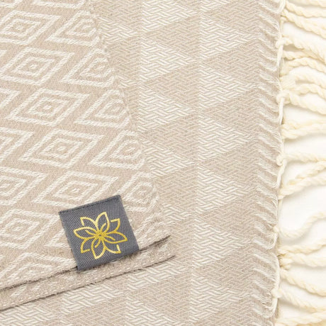 Natural Raffia Jacquard Fouta von Anna Aniq in Beige: 100 % recycelte Baumwolle, fair produziert in Tunesien, weich, saugfähig, schnelltrocknend, 2 x 1 m, vielseitig für Sauna, Reisen & Strand.