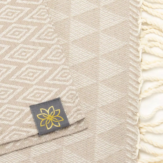 Natural Raffia Jacquard Fouta von Anna Aniq in Beige: 100 % recycelte Baumwolle, fair produziert in Tunesien, weich, saugfähig, schnelltrocknend, 2 x 1 m, vielseitig für Sauna, Reisen & Strand.
