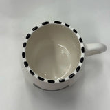 Weiße Keramiktasse mit handgemaltem schwarzem Kätzchen-Motiv, Fassungsvermögen 250 ml, auf hellem Untergrund.