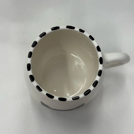 Weiße Keramiktasse mit handgemaltem schwarzem Kätzchen-Motiv, Fassungsvermögen 250 ml, auf hellem Untergrund.