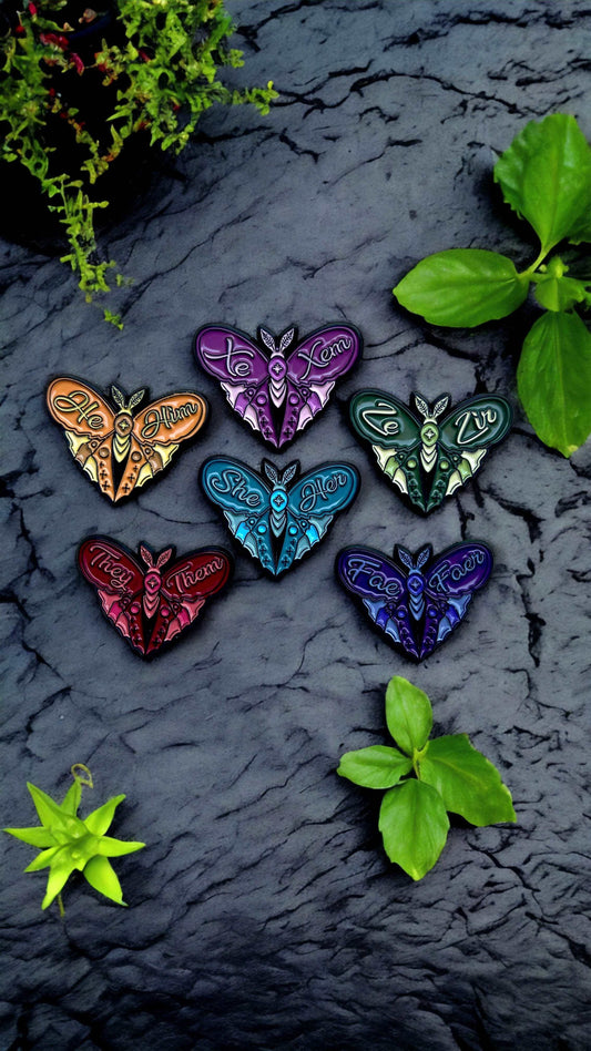 They / Them | LGBTQ+ Pronoun Pin Accessoires Dreizack oesterreich handgemachte geschenke in wien