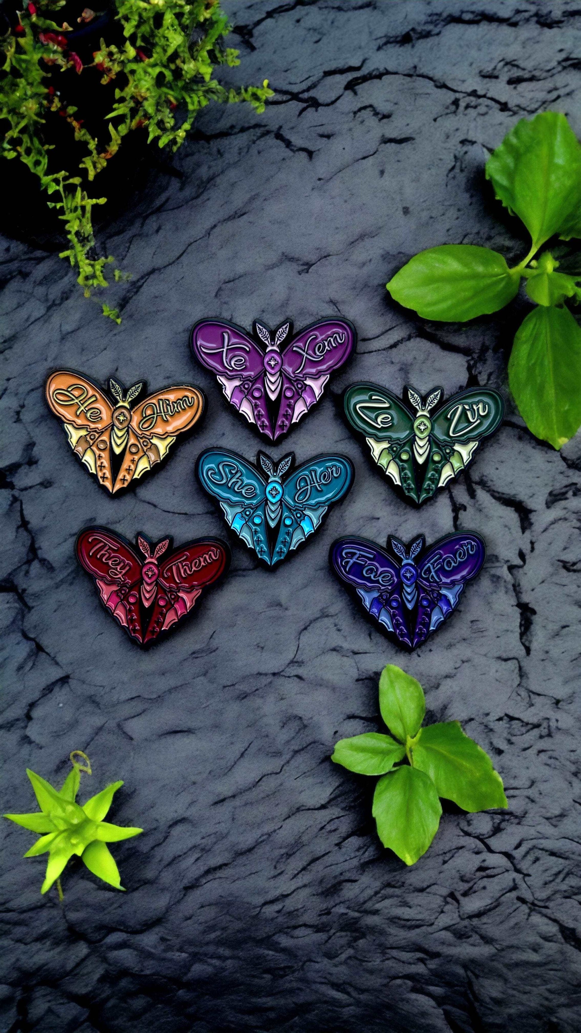 He / Him | Pronoun Pin Accessoires Dreizack oesterreich handgemachte geschenke in wien
